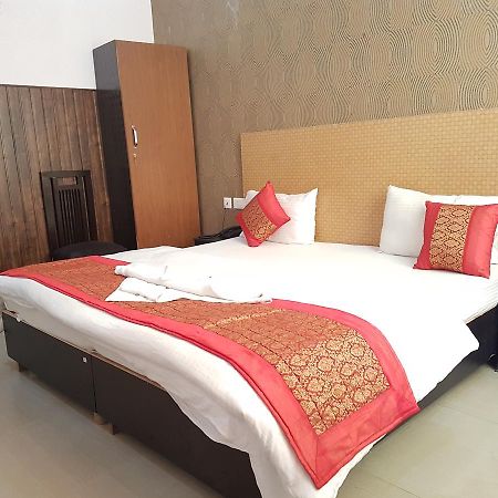 The Royal Crown Hotel Gurgaon Esterno foto
