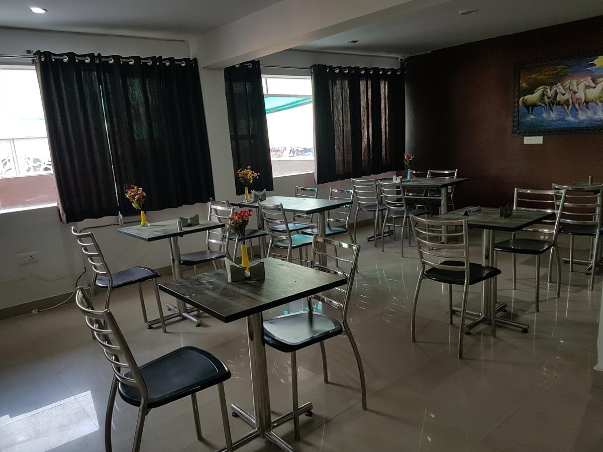 The Royal Crown Hotel Gurgaon Esterno foto