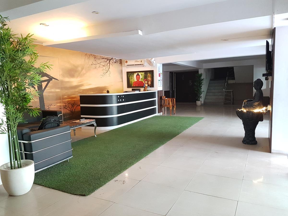 The Royal Crown Hotel Gurgaon Esterno foto