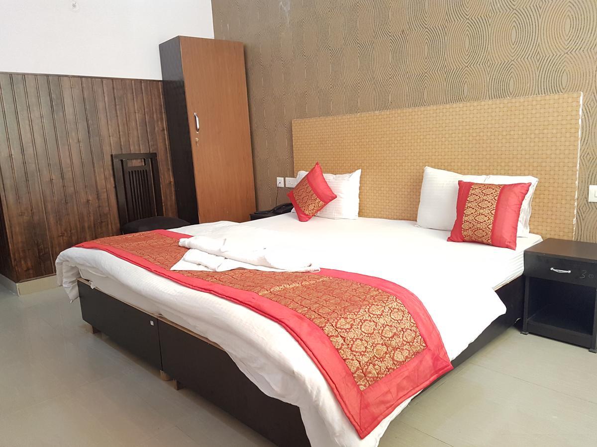 The Royal Crown Hotel Gurgaon Esterno foto
