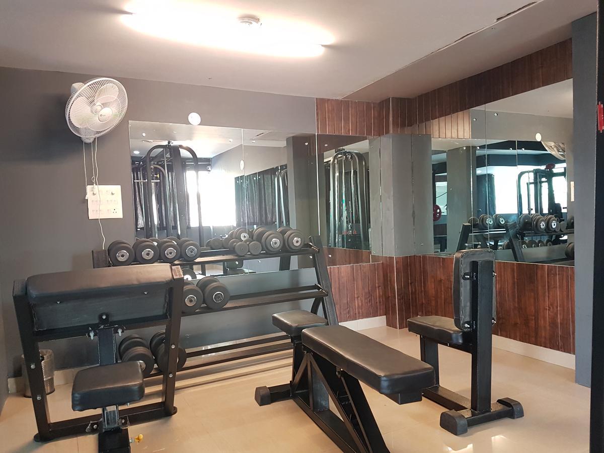 The Royal Crown Hotel Gurgaon Esterno foto